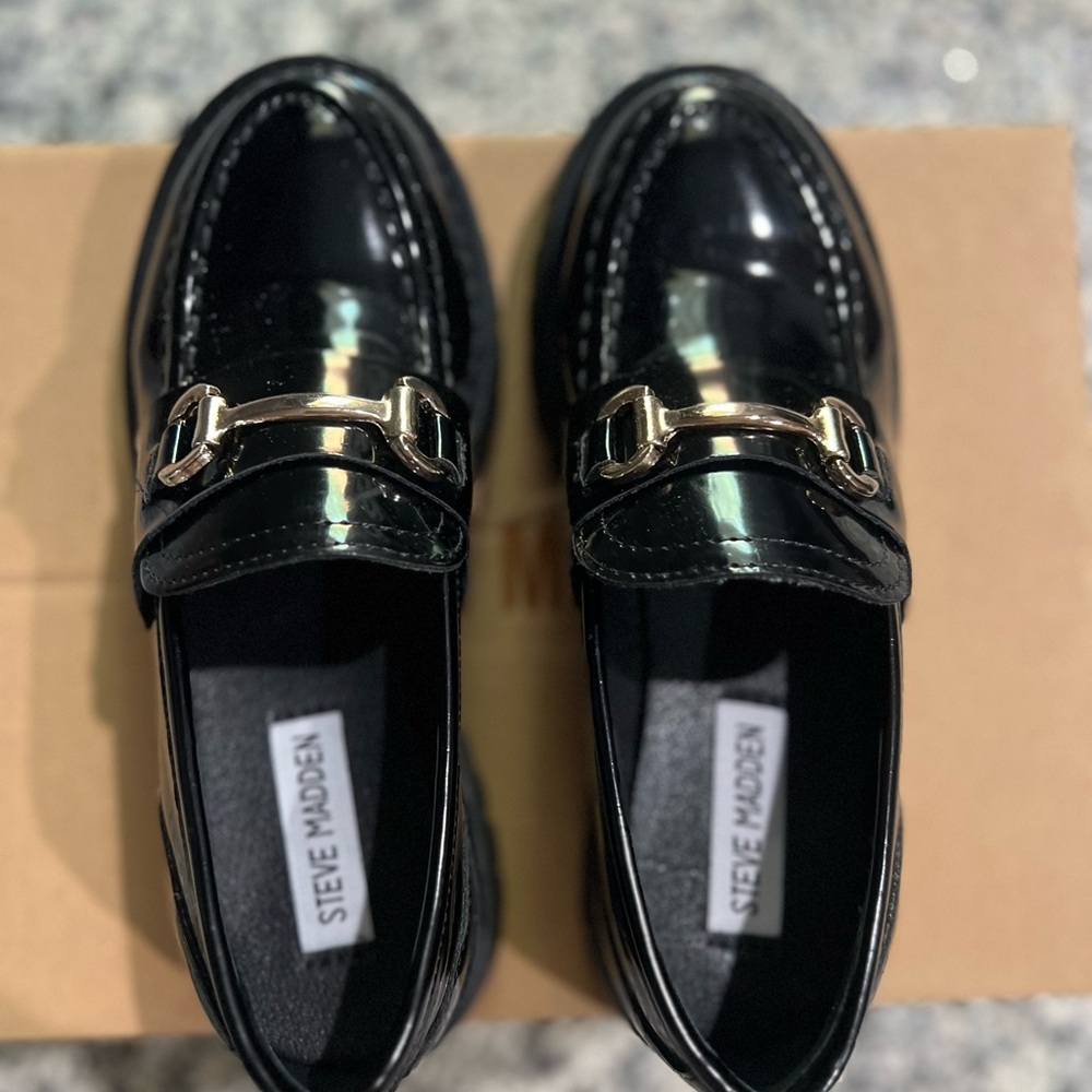 USED like new. Excellent condition!!

Steve Madden Glossy Black Loafers